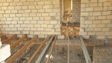 готовые дома продажа: Tikintisi davam edən bu ev, kərpic və daşdan tikilmişdir. Damı artıq — 4