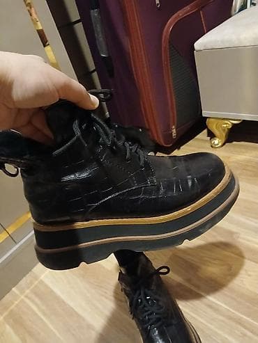 payiz kurtkalari: Qadın üçün qışlıq kruqoyun dabanda bağcıqlı botlar - Rəng: qara - — 2