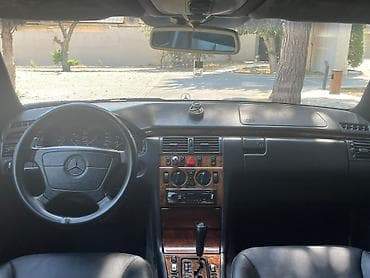 audi a5: Mercedes-Benz E-Class: 2.4 l | 1999 il Sedan — 4