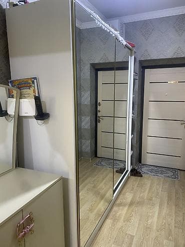 gen: Giriş üçün sürgülü şkaf - Rəng: ağ korpus, qızılı profil - Ön hissə — 1