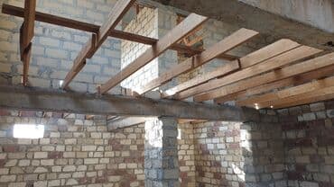 готовые дома продажа: Tikintisi davam edən bu ev, kərpic və daşdan tikilmişdir. Damı artıq — 6