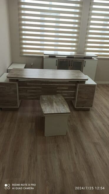 Ofis mebeli dəsti - Tərkib: böyük menecer masasI, ön hissədə