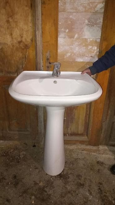 Pedestal tipli hamam lavabosu və qarışdırıcı kran - Material: ağ