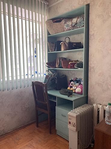 Stol, yazı masası. Ev söküntüyə verildiyi üçün mebellər təcili