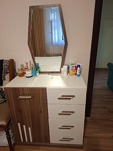 lepe: Yataq otağı mebel dəsti Tərkib: - 4 qapılı qarderob – mərkəzdə tam — 2