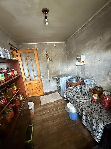 gencede ev: 2 mərtəbəli 7 otaqli fərdi yaşayış evi,2 ci mərtəbə tam təmirli,1 ci — 9