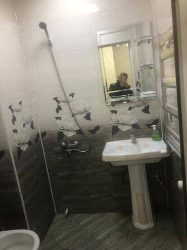 1 otaqlı kohnə tikili: Razində 60 kv sahəsi olan 2 otaqlı mənzil kirayə verilir.Binada qaz — 5