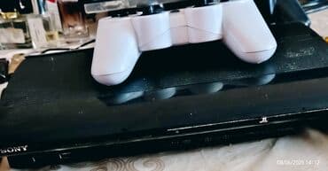 сколько стоит playstation 4 в баку: Qara rəngli Sony PlayStation 3 oyun konsolu və ağ rəngli idarəetmə — 1