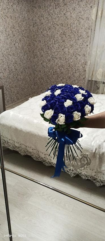 liliya gulu: Mavi-ağ qızılgüllərdən ibarət buket - Tərkib: tünd mavi və ağ — 2