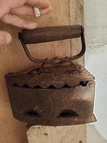 Antik kömürlü ütü - Material: Dəmir gövdə, taxta tutacaq - Üst