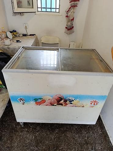 Кухонные вытяжки: Стеклянный морозильник — 8