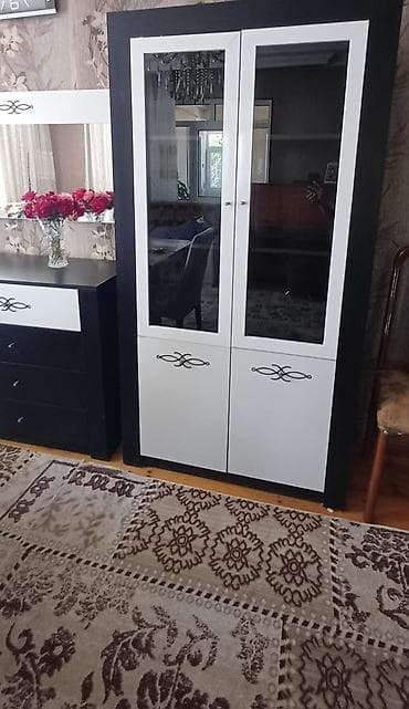 Qonaq otağı mebel dəsti Tərkibi: - İki qapılı vitrin şkaf: yuxarı — 1