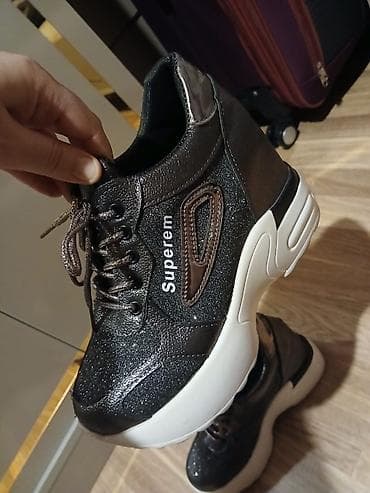 Кроссовки и спортивная обувь: Qadın idman ayaqqabısı - Rəng: qara-metallik parıltılı üst hissə — 1