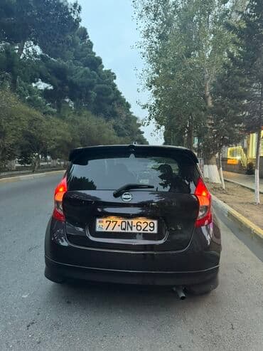 ucuz elektrikli motosiklet: Nissan Note, qara rəng, 5 qapılı hetçbek. Arxa spoylerli, yığcam və — 1