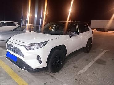 куплю машину в баку: Toyota RAV4 – ağ gövdə, qara dam və qara eksteryer detalları ilə zərif — 1