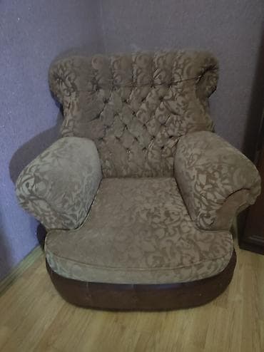 Klassik üslubda yumşaq kreslo 2 eded və oturmaq üçün tub işlənmişdi