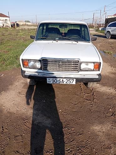 Lada 2107, ağ rəng, sedan kuzov. - 4 qapı, 5 nəfərlik salon - Ön və