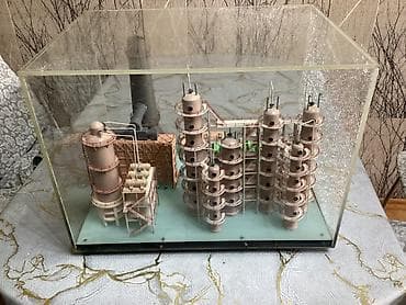 şeki: Sənaye zavodunun maketi – şüşə vitrin içində - Mövzu: Kimya/sənaye — 2