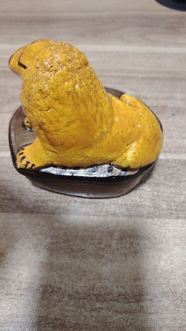 inşa mövzuları: Şir fiqurlu külqabı - Material: Gips/keramika əsaslı, əl boyası ilə — 4