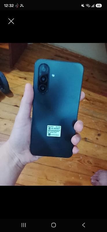 Smartfon – qara rəngdə, mat arxa qapaqlı model. Arxada şaquli lalafo.az -da Smartfon – qara rəngdə, mat arxa qapaqlı model. Arxada şaquli