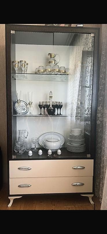 qapi setkalari: Vitrin dolabı – şüşə vitrinli, aşağı hissədə 2 geniş çekmecəli model — 2