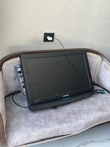 taube smart tv: Samsung televizoru, qara rəngdə, yığcam dizaynı ilə. Evdə istifadə — 1
