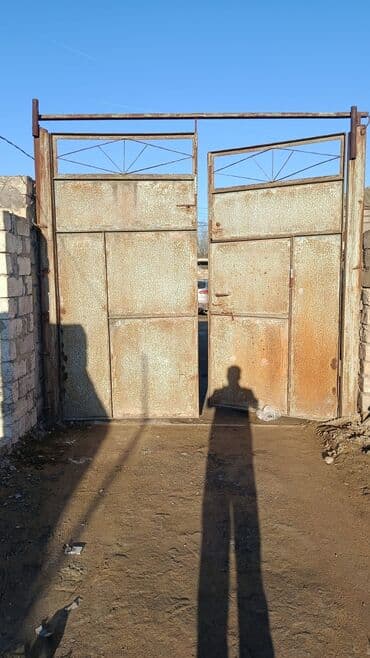 işlənmiş darvaza: İşlənmiş Dəmir Həyət darvazası, Yana açılan, 36 m, Mexaniki, rəng - Göy, Kredit yoxdur, Ünvandan götürmə — 2