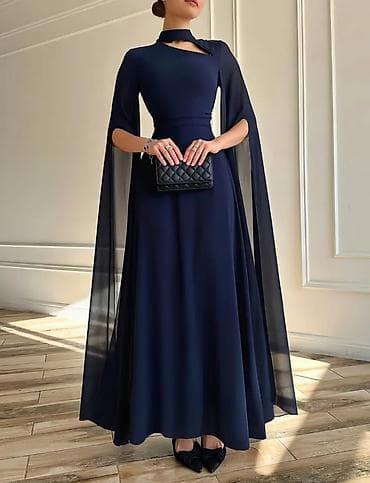 Dəstlər, kostyumlar: Zərif gecə/libas – tünd göy rəngdə, uzun və axıcı siluet. - Model — 1