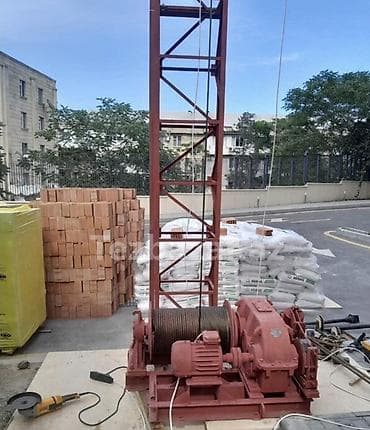 blok kerpic: Tikinti materiallarının qaldırılması üçün elektrikli vinç və qüllə — 1