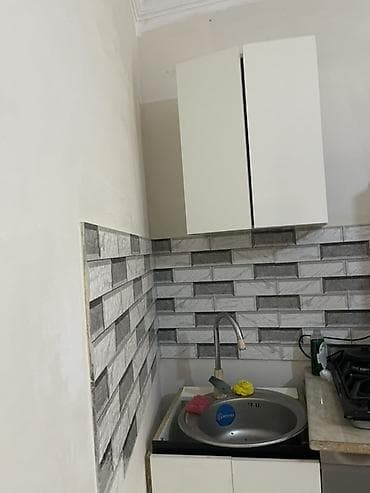 kuxna divan: Ağ rəngdə kompakt mətbəx mebel komplekti. Dəstə aşağı hissədə qapılı — 3