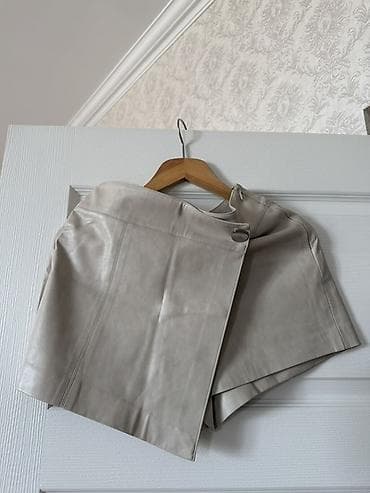 qadin geyimler: Qadın şort-ətək (skort), açıq boz/bej tonunda. - Material: dəriyə — 1