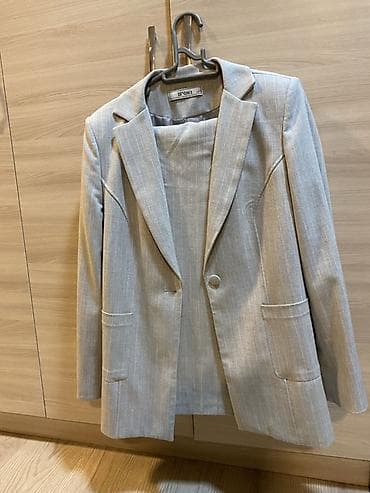 Костюмы: Qadın kostyum dəstləri – 2 variant 1) Açıq boz rəngli dəst - Klassik — 2