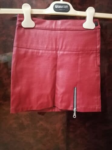 женские красные юбки: Qırmızı rəngdə, zamoklu, dəri mini ətək. Ziyafətə və ya gəzintiyə — 1