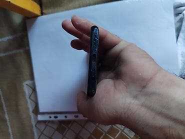 techno spark slim: Smartfon – tam ekranlı, ön kameraya görə ekranın yuxarı mərkəzində — 4