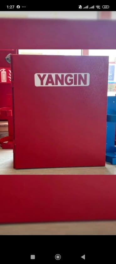 yanğın sondurmə şiti: Qırmızı rəngdə yanğın şkafı. Üzərində ağ rəngdə "YANĞIN" sözü yazılıb — 1