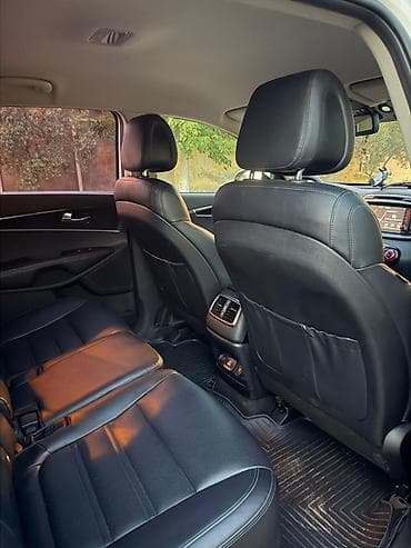 Kia Sorento – ağ rəngli, tam ölçülü SUV Xüsusiyyətlər: - Geniş və — 6