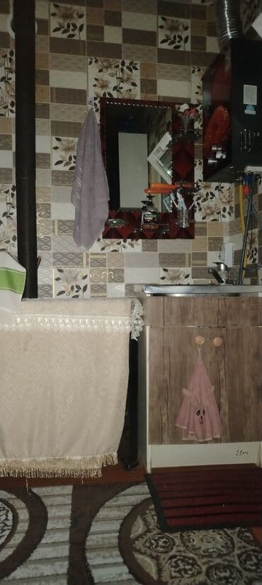 Uzunmüddətli kirayə mənzillər: Kirayə üçün tam mebelli mənzil təsviri - Geniş qonaq otağı: divarda — 6