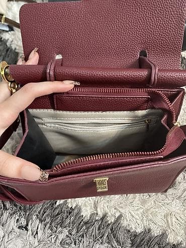 Çantalar: Qadın çantası – tünd bordo rəngdə, qranulyar teksturalı dəridən. Ön — 6