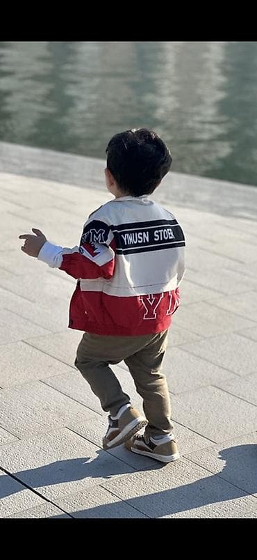 dəst geyimlər: Uşaq üçün sport üslubunda yüngül küləkkeçirməz gödəkçə. 2-3 yaş — 2