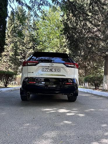 i30 disk: Toyota RAV4, ağ gövdə/qaranlıq (qara) dam və detallarla. Dinamik və — 8