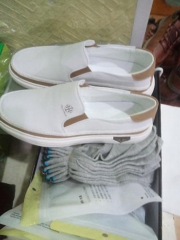 Məhsul: Kişi slip-on ayaqqabıları - Rəng: ağ, bej/qəhvəyi detal və