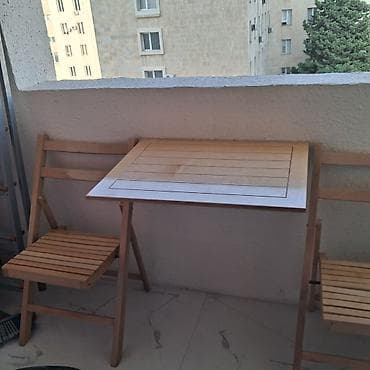 Təbii ağacdan hazırlanmış balkon/teras dəsti: - 1 ədəd kompakt masa və — 2