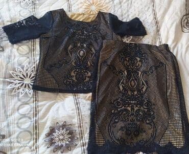 гипюровые женские костюмы: Naxışlı qara krujeva və qızılı rəngli astardan ibarət qadın ətək — 1