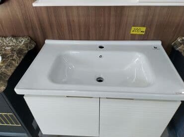 Mətbəx çanaqları: Ağ rəngli hamam dolabı, inteqrə olunmuş раковина və güzgü ilə — 3