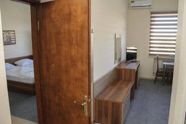 Həyət evləri və villalar: Obyekt satılır. Obyektin ümumi ərazisi 1.5 hektardi. 3 mərtəbəli — 4