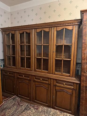 skaf dolab: Klassik üslubda iri ölçülü vitrinli bufet/dolab - Material: ağac — 1