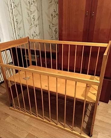 Taxta uşaq beşiyi - Material: möhkəm təbii ağac, laklanmış səth -