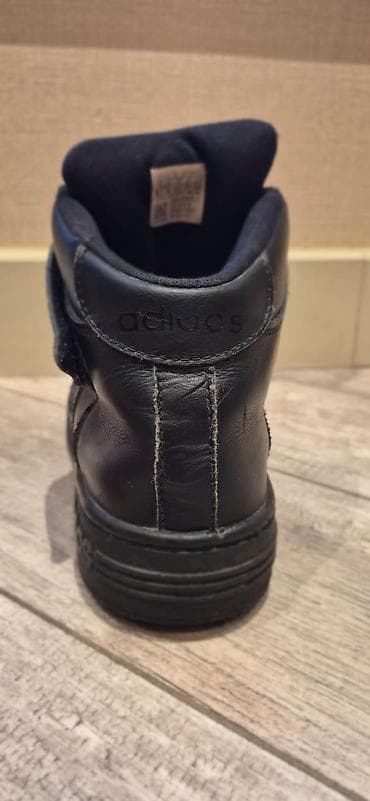 Adidas kişi idman ayaqqabısı – yüksəkboğaz, tam qara rəng. Model