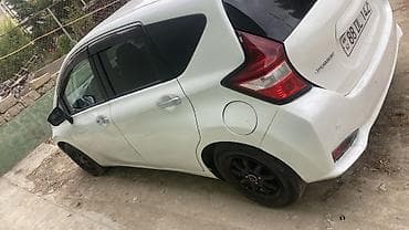 06 diskleri: Nissan Note e-POWER, ağ rəng, 5 qapılı hatchback. Əsas xüsusiyyətlər — 2