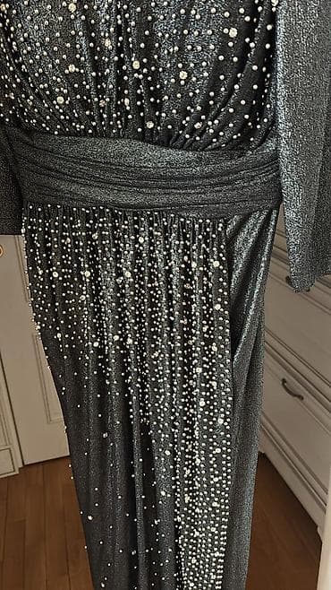 don modeleri: Zərif gecə/libas – qara metalik parıltılı kumaşdan, tam uzunluqda. Ön — 2